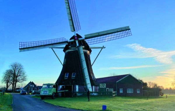 De molen van Frits Vorderman (102) in de rouwstand